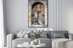 Plakat: Uchylone stare drewniane drzwi