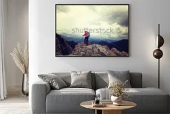 Plakat: Udany plecak kobieta cieszy się widokiem na szczyt