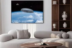 Plakat: Ufo wejściu w ziemską atmosferę z księżyca widoczne w oddali.