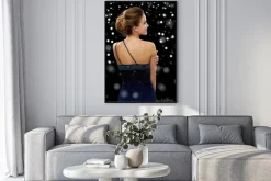 Plakat: Uśmiechnięta kobieta w wieczorowej sukni