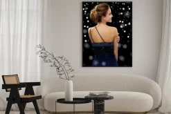 Plakat: Uśmiechnięta kobieta w wieczorowej sukni