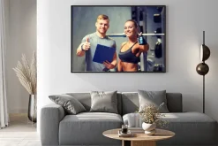 Plakat: Uśmiechnięta młoda kobieta z osobistym trenerem w siłowni