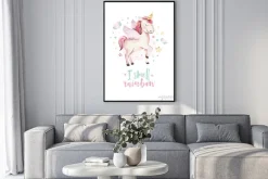 Plakat: Uroczy jednorożec wśród serduszek i gwiazdek dla dzieci