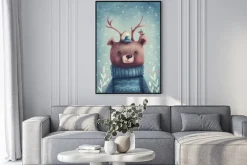 Plakat: Uroczy miś w swetrze z porożem renifera