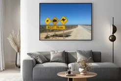 Plakat: Verkehrsschild kolejne 96 km im outback, australia