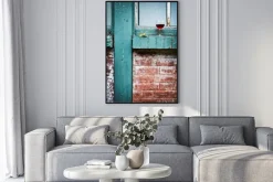 Plakat: Verre de vin rouge sur un bord de fenêtre