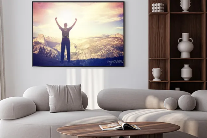 Plakat: Vintage stonowanych doping kobieta z otwartymi ramionami o zachodzie