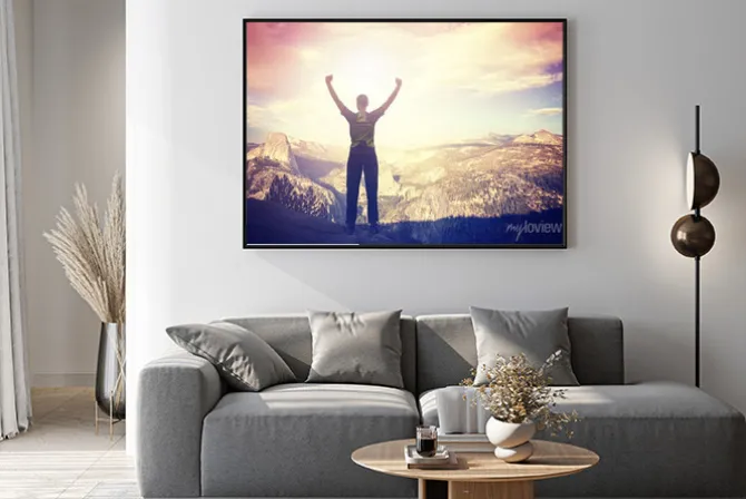 Plakat: Vintage stonowanych doping kobieta z otwartymi ramionami o zachodzie