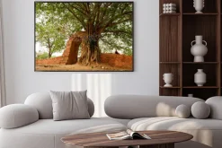 Plakat: Wat phra ngam (opuszczony) ayutthaya gate of time arch jest otoczony