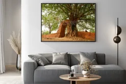 Plakat: Wat phra ngam (opuszczony) ayutthaya gate of time arch jest otoczony