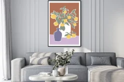 Plakat: Wazon z soczystymi cytrynami na tle w ciepłych brązach