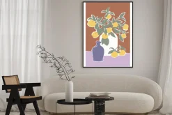 Plakat: Wazon z soczystymi cytrynami na tle w ciepłych brązach