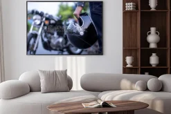 Plakat: Włącz mężczyzna w cajgach trzyma hełm i zespół motocykl zamazujemy