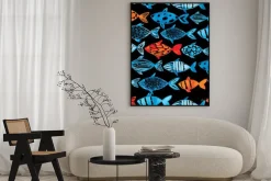 Plakat: Światło akwarela niebieskie i złote ryby na czarnym tle.