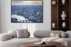 Plakat: Widok z lotu ptaka miasta londyn o zmierzchu. z tamizą, katedrą