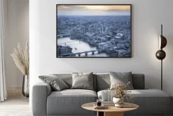 Plakat: Widok z lotu ptaka miasta londyn o zmierzchu. z tamizą, katedrą