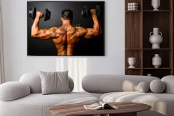 Plakat: Widok z tyłu szkolenia kulturysta z hantlami na czarnym tle