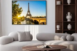 Plakat: Wieża eiffla na tle pogodnego nieba o wschodzie słońca