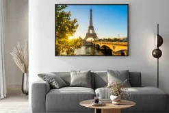 Plakat: Wieża eiffla na tle pogodnego nieba o wschodzie słońca