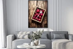 Plakat: Świeże czerwona cebula w starym pudełku.