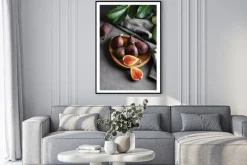 Plakat: Świeże figi położone na kuchennym blacie w otoczeniu liści