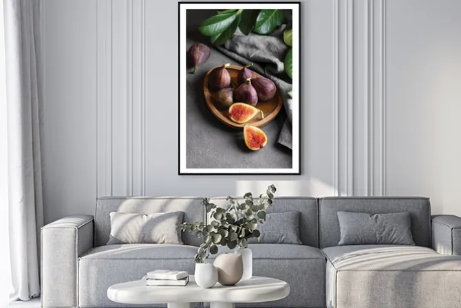 Plakat: Świeże figi położone na kuchennym blacie w otoczeniu liści