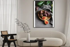 Plakat: Świeże figi położone na kuchennym blacie w otoczeniu liści