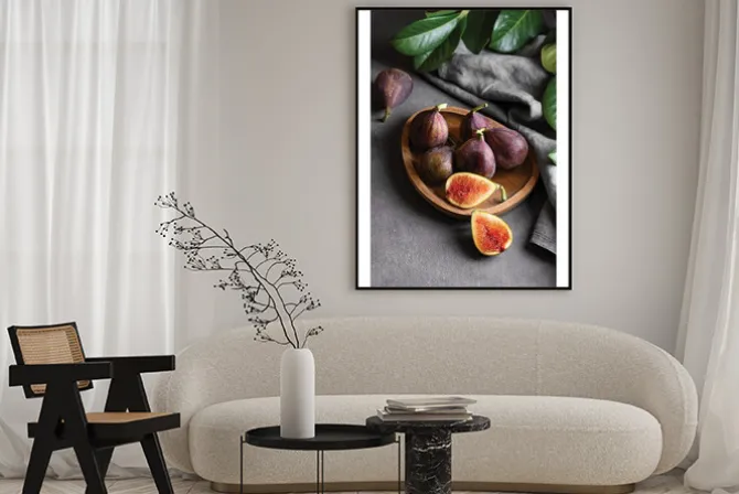 Plakat: Świeże figi położone na kuchennym blacie w otoczeniu liści