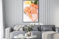 Plakat: Świeże ryby łososia z cytryną na rynku