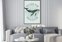Plakat: Wieloryb z kompasem w tle i napisem we live for adventure