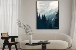 Plakat: Świerkowy las w górach o poranku