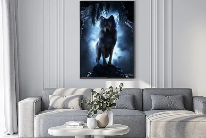 Plakat: Wilcza postać na skalnej krawędzi w mroku