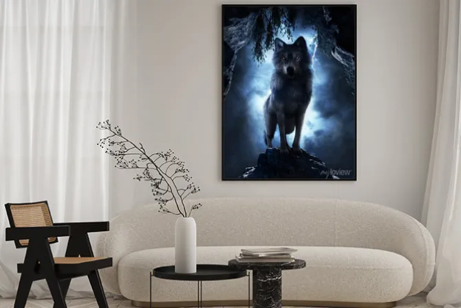 Plakat: Wilcza postać na skalnej krawędzi w mroku