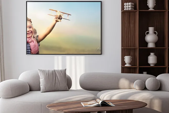 Plakat: Wolność marzyć - radosne dziecko gra z samolotu na tle nieba