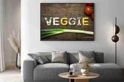 Plakat: Wort veggie aus verschieden belegten broten mit tomaten und fru