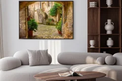 Plakat: Wąska ulica średniowiecznych tuf miasta sorano z łuku, zielone