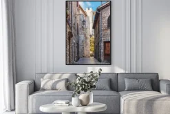 Plakat: Wąskie brukowane ulicy w starej wsi vence we francji.