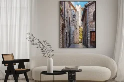 Plakat: Wąskie brukowane ulicy w starej wsi vence we francji.