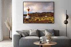 Plakat: Wulkaniczny krajobraz z latarni w pobliżu fabryki soli fuencaliente