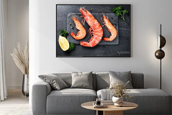 Plakat: Wyborne jumbo krewetki na obiad na kamiennej płycie