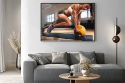 Plakat: Wysportowana kobieta ćwicząca na siłowni