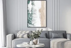 Plakat: Wzburzone fale morskie i piaszczysta plaża