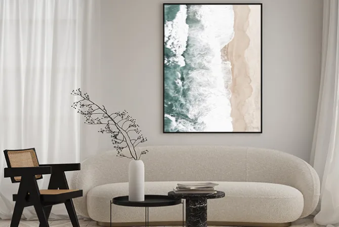 Plakat: Wzburzone fale morskie i piaszczysta plaża