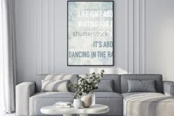 Plakat: Życiowe motto na surowym szarym tle