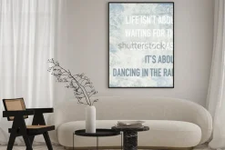 Plakat: Życiowe motto na surowym szarym tle