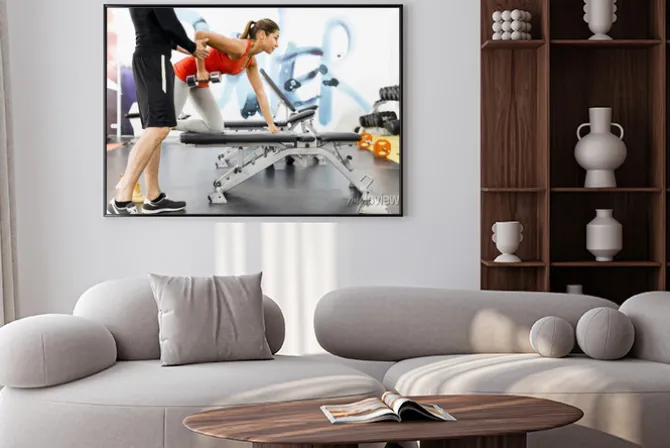 Plakat: Young male trainer giving instructions to a woman in a gym