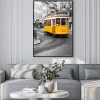 Plakat: Zabytkowy żółty tramwaj na ulicy lizbony