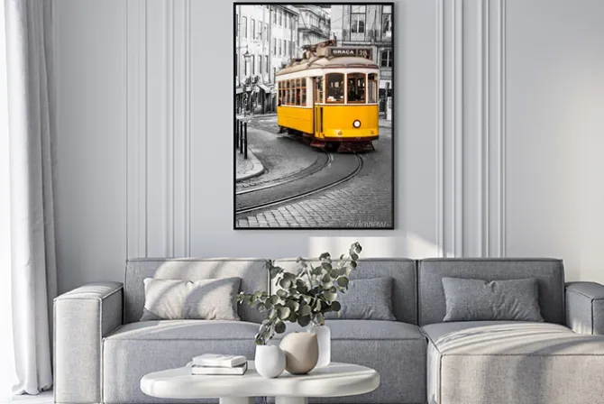 Plakat: Zabytkowy żółty tramwaj na ulicy lizbony