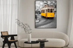 Plakat: Zabytkowy żółty tramwaj na ulicy lizbony