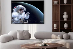 Plakat: Zamknąć astronautów w przestrzeni kosmicznej, ziemi w nocy w